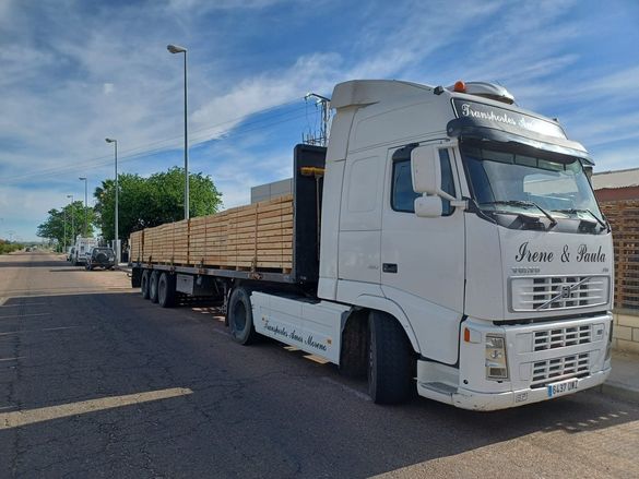 camion y maderas