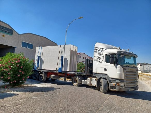 camion transportando placas de hormigon